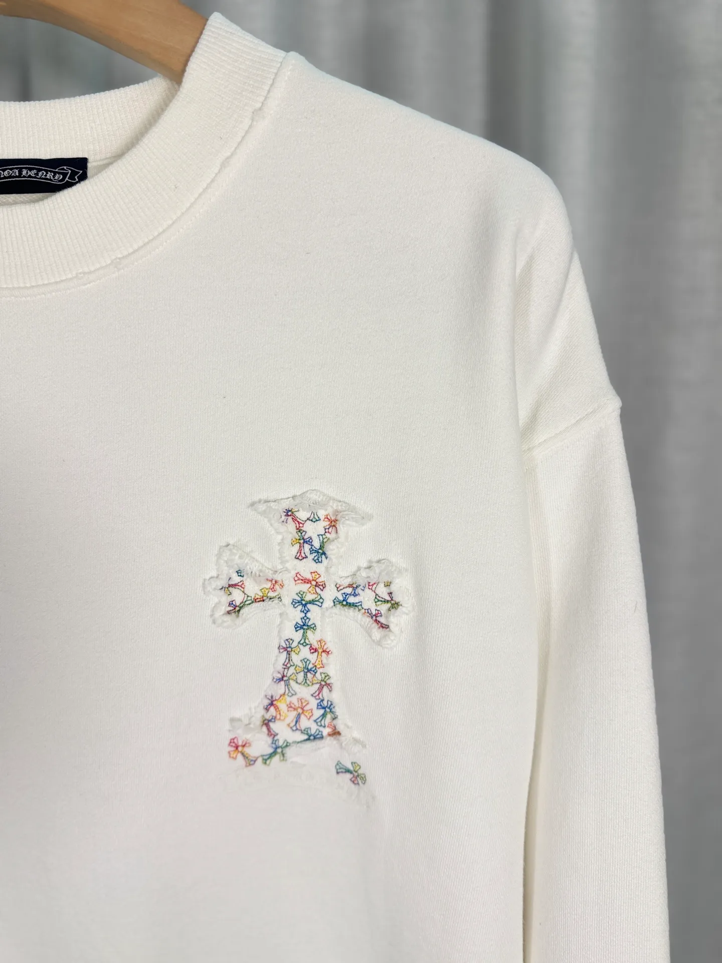P270 top version, real shot without P, ​​different from market currency) 𝗖𝗵𝗿𝗼𝗺𝗲 𝗛𝗲𝗮𝗿𝘁𝘀/Cro Xin 2025 Bi Wen Dyed and Worn Autumn and Winter New Original Single Counter American Laser Burnt Bi Wen Dyed and Worn Couple Casual Sweater 👑The highest version! Customized fabric 430g tripe terry fabric! American acid washed distressed original denim with burnt flowers ✟appliqué embroidery and exquisite embroidery of letters! The best-selling model in the counter, very comfortable to wear. Accessories: original molded and authenticated collar label➕100% silk wash label. Genuine purchase-grade original hangtag➕matching hanging rope➕3D hanging beads➕original packaging bag. Craftsmanship: The original version has consistent wiring! The highest version of the armhole matching technique! Color: White Black Size: S M L XL Style No.: 9327